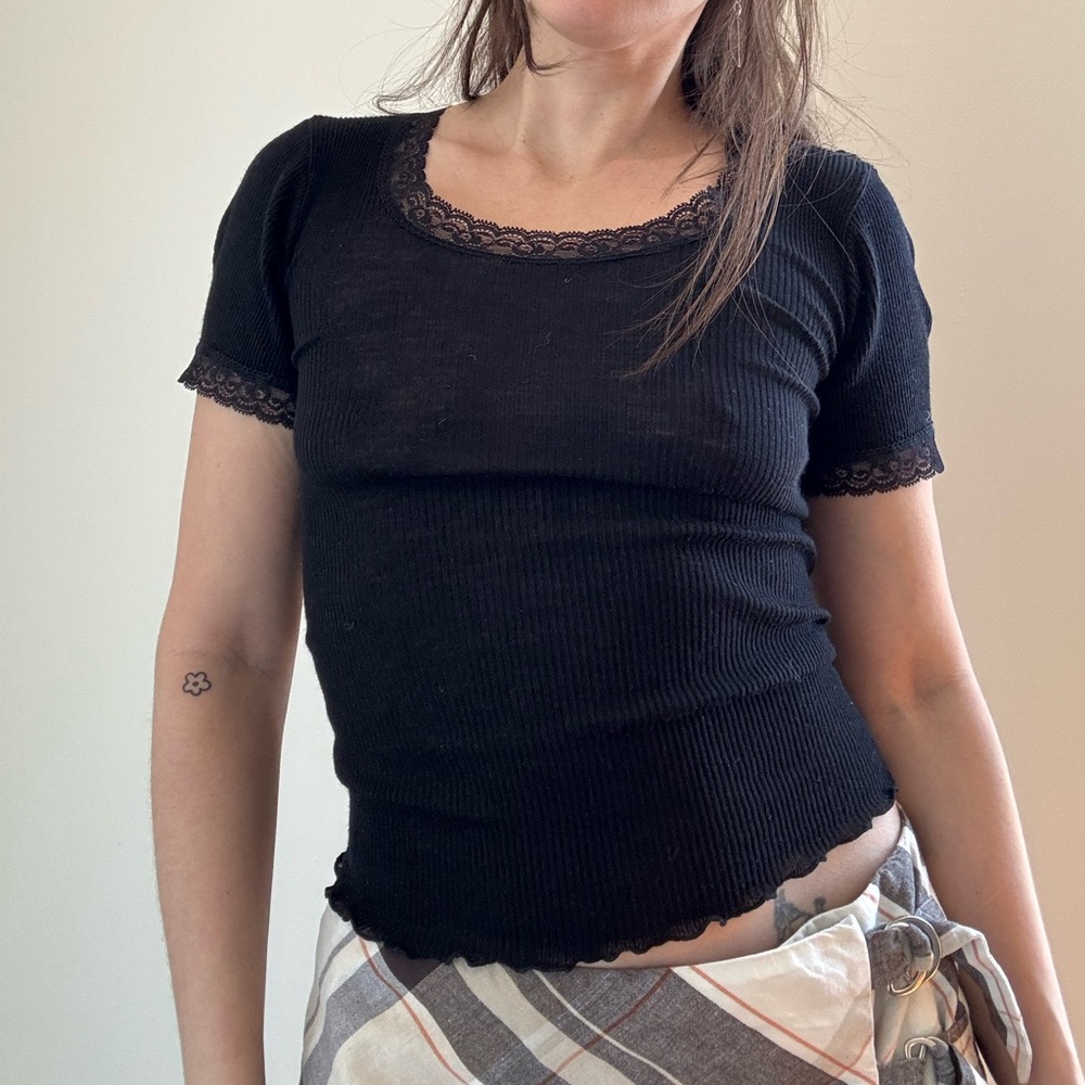 Ribbed black lace trim top